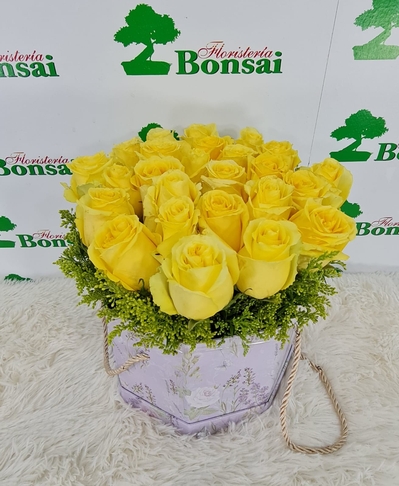 Caja en Rosas Amarillas CiA24 - Floristeria Bonsai
