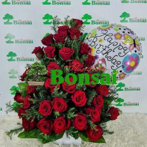 Arreglo en rosas rojas con un globo